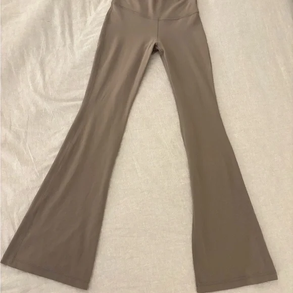 Aritzia TNAction High-Waist Flare Leggings in Taupe - Picture 3 of 5